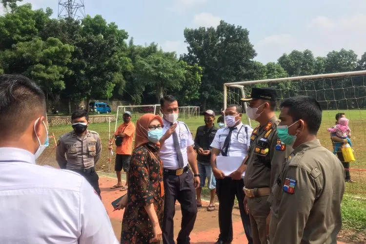 Satpol-PP Kota Bogor saat melakukan penertiban di lokasi pendistribusian bansos, di komplek Gor Padjajaran Kota Bogor.