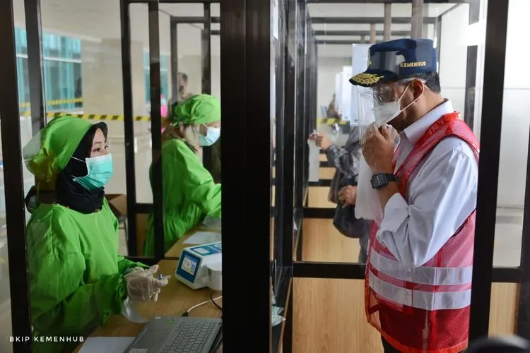 Menhub Budi Karya Sumadi mengecek GeNose Test di Bandara Juanda, Surabaya / dok. Kemenhub