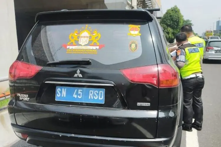 Ditilang Polisi, Pengemudi Pajero Punya SIM dan STNK Kekaisaran Sunda Nusantara / dok. istimewa