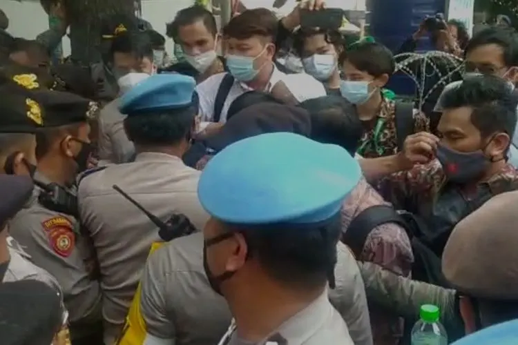 Suasana di Pengadilan Negeri Jakarta Timur sempat ricuh / Fichri Hakiim