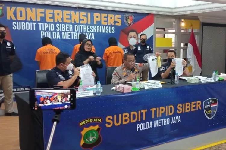 Kabid Humas Polda Metro Jaya Kombes Pol Yusri Yunus (tengah) menunjukan barang bukti rekruitmen palsu yang dibuat oleh pelaku. (Ayojakarta.com/Fichrihakiim)