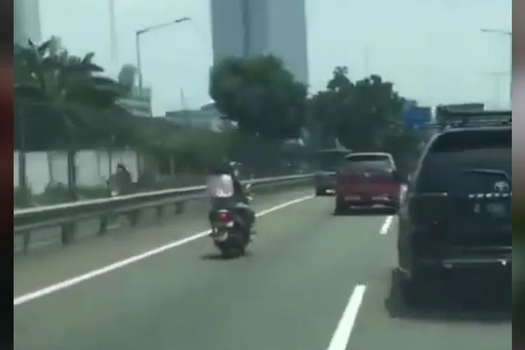 Viral Cewek Bawa Motor Bonceng Tiga Masuk Tol, Dikejar Petugas Polisi (Instagram)