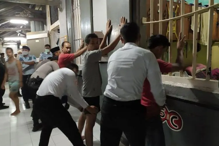 Petugas gabungan saat melakukan pemeriksaan di dalam kamar sel tahanan, di Lapas Kelas II A Paledang Bogor (Yogi Faisal/ AyoBogor)