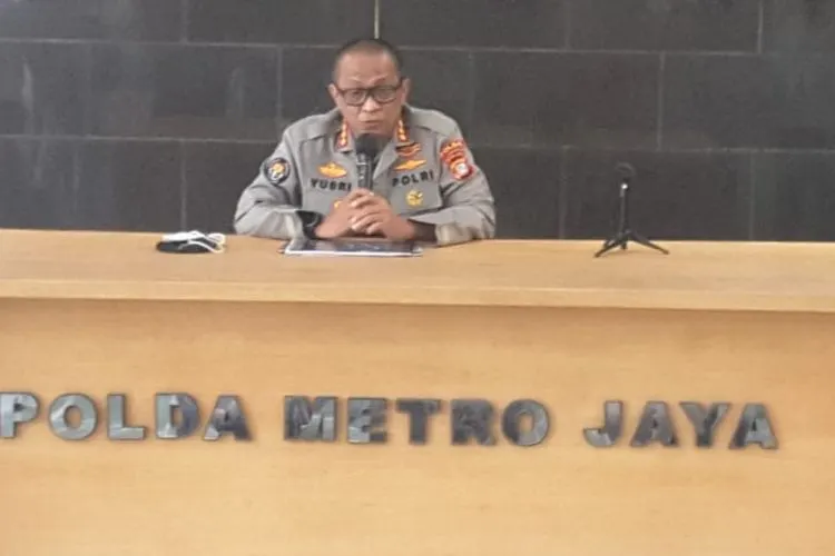 Kabid Humas Polda Metro Jaya, Kombes Pol Yusri Yunus, menjelaskan terkait kasus pengemudi Fortuner yang acungkan pistol. (Ayojakarta.com/Fichrihakiim)