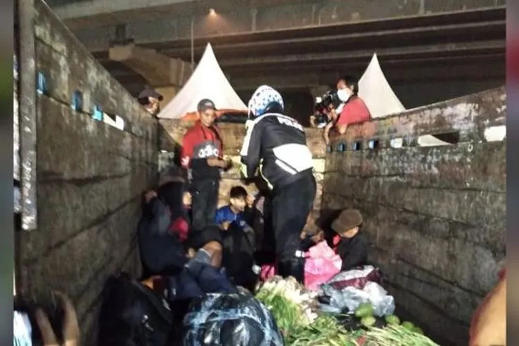 Warga Nekat Mudik Pakai Truk Sayur, Dipaksa Putar Balik ke Jakarta Lagi