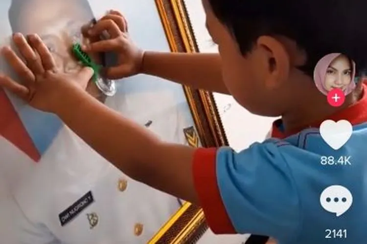 Momen Haru Putra Awak KRI Nanggala 402 Ini Kangen Ayahnya, Elus dan Cium Foto