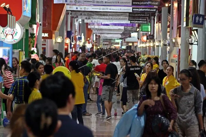 Sejumlah pengunjung memadati Jakarta Fair atau Pekan Raya Jakarta di JIExpo Kemayoran, Jakarta. Jakarta Fair Kemayoran (JFK) merupakan arena pameran dan hiburan terbesar se-Asia Tenggara mulai dibuka 9 Juni hingga 17 Juli 2022.