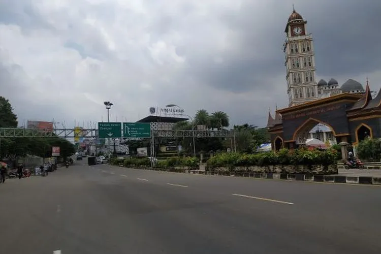 Arus lalu lintas di Jalan Raya Puncak, Kabupaten Bogor, terlihat lenggang (Yogi Faisal)