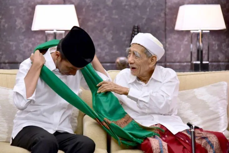 Presiden Jokowi dan KH Maimun Zubair.