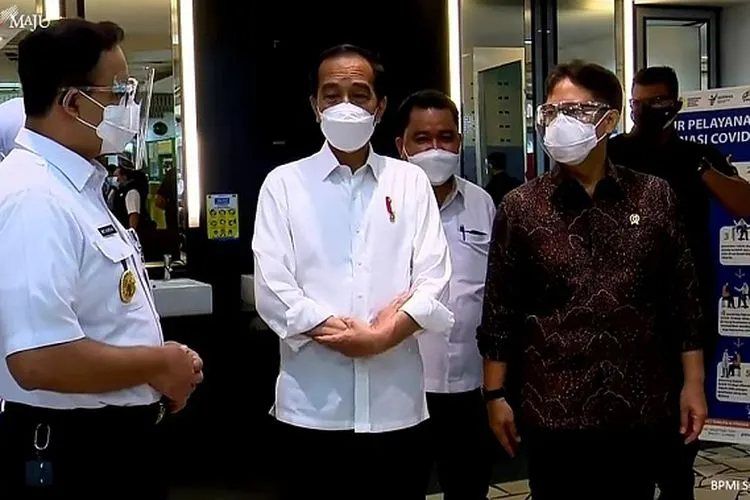 Presiden Jokowi didampingi Menkes Budi Gunadi Sadikin, dan Gubernur DKI Jakarta Anies Baswedan di Tanah Abang/dok: YouTube Sekretariat Presiden RI