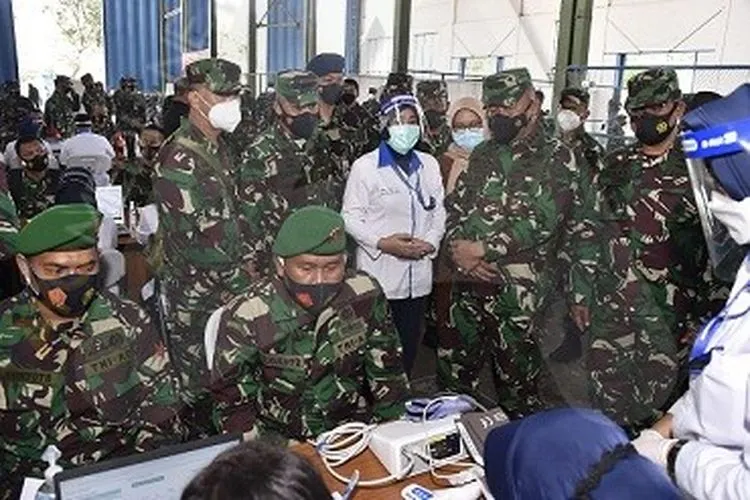 Kepala Staf Umum (Kasum) TNI Letjen TNI Ganip Warsito melihat langsung vaksinasi bagi anggota TNI di Jawa Tengah yang dilaksanakan di Lanud Adi Soemarmo, Solo, Selasa (2/3/2021). (Ayojakarta/Budi Cahyono)
