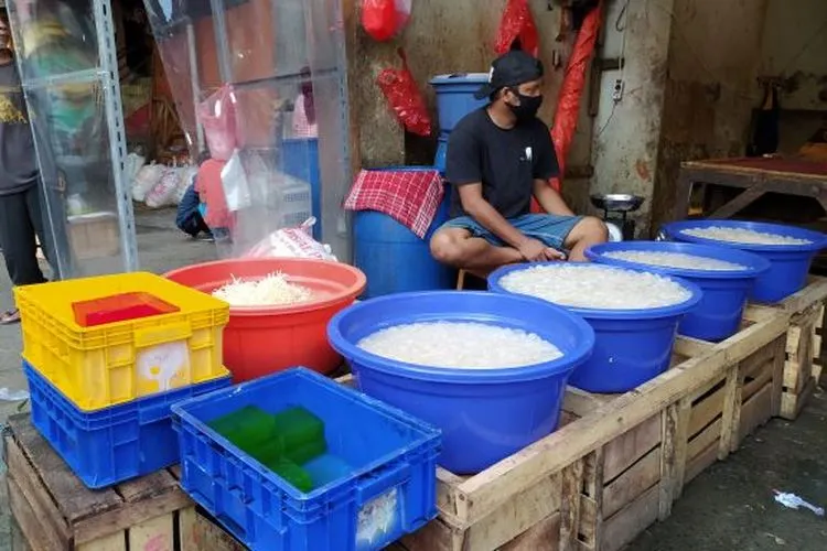 Salah satu pedagang kolang-kaling di pasar tradisional Kota Bogor (Yogi Faisal/ AyoBogor)