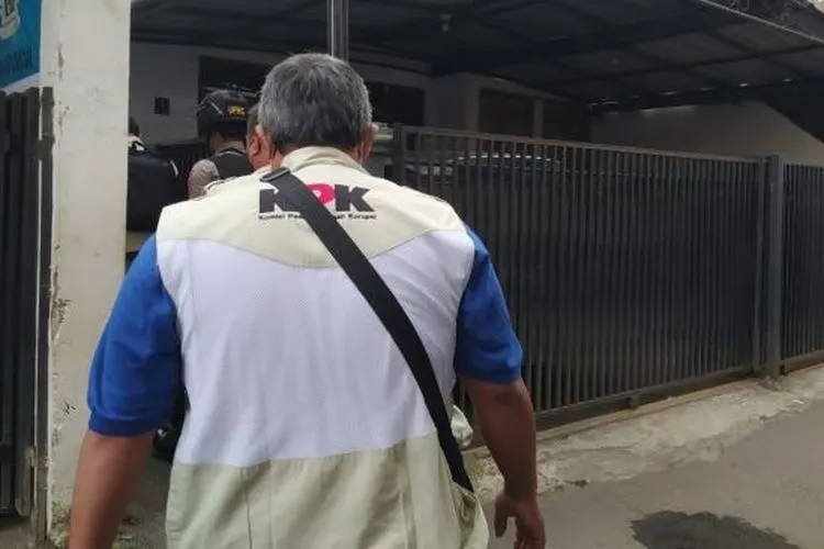 Petugas Komisi Pemberantasan Korupsi mendatangi kediaman Bupati Bandung Barat Aa Umbara Sutisna, Selasa (16/3/2021). [Suara.com/Ferrye Bangkit Rizki]
