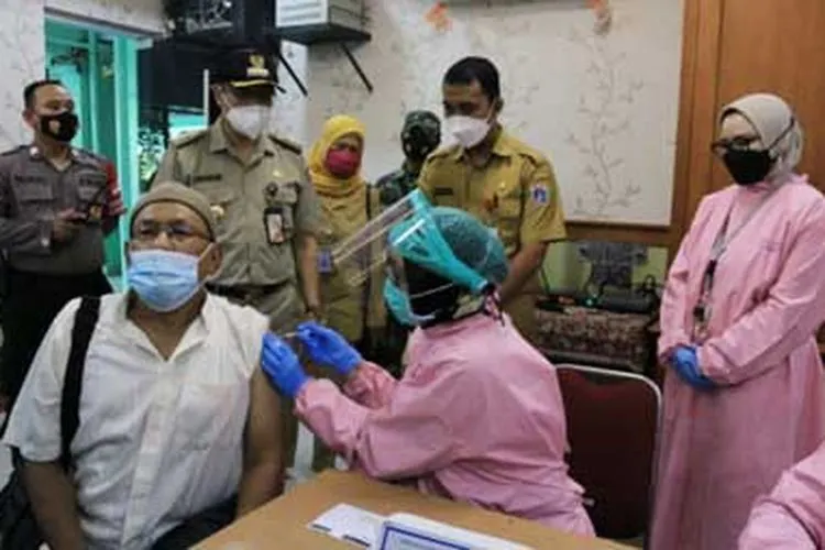 Kegiatan vaksinasi Covid-19 pada warga dengan lanjut usia (lansia).  (dok)