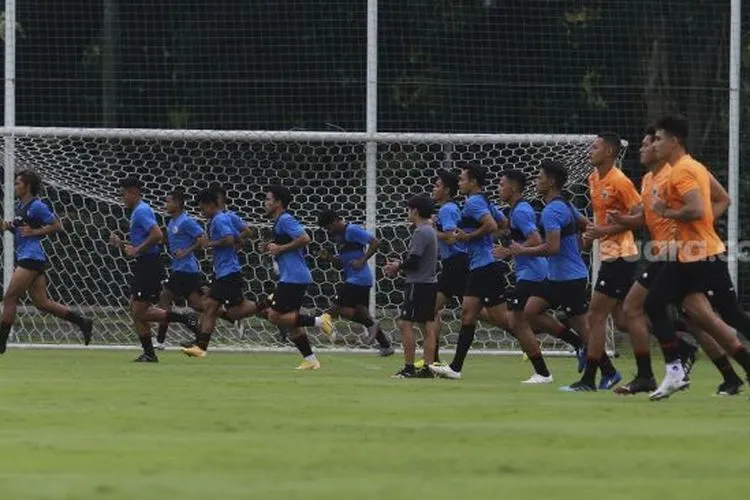 Sejumlah pesepak bola Timnas Indonesia U-23 mengikuti sesi latihan di Lapangan D Stadion Gelora Bung Karno, Jakarta, Rabu (10/2/2021). [Suara.com/Angga Budhiyanto]