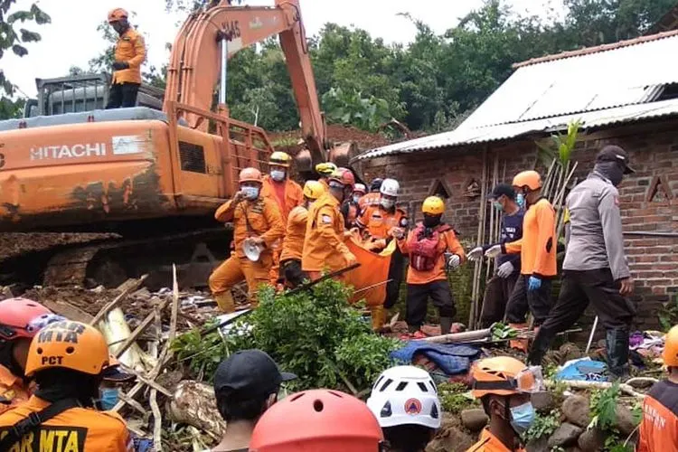 Tim gabungan mengerahkan alat berat untuk membantu pencarian korban di lokasi longsoran yang terjadi di Kabupaten Nganjuk, Provinsi Jawa Timur (16/2). (BPBD Kabupaten Nganjuk)