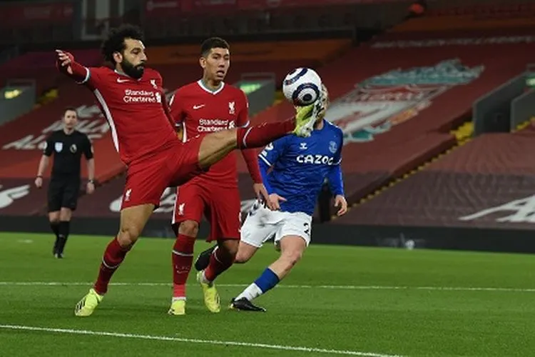 M Salah mengontrol bola dalam pertandingan lawan Everton, Minggu (21/2/2021), dini hari WIB. (Twitter Liverpool)