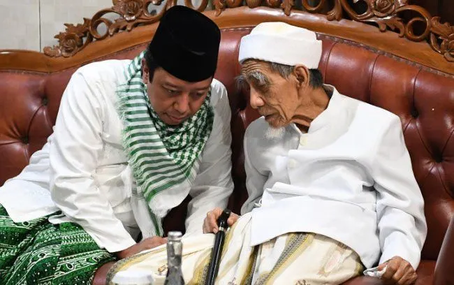 KH Maimun Zubair alias Mbah Moen dan Romahurmuziy.