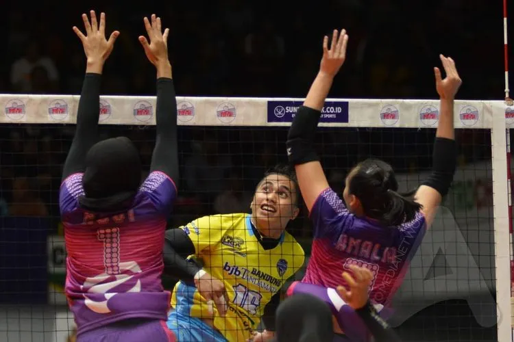 Aprilia Manganang melakukan smash saat membela bjb Tandamata di kompetisi Proliga seri Gresik, Jawa Timur, sebelum pandemi Covid-19. (Ayojakarta/Budi Cahyono)