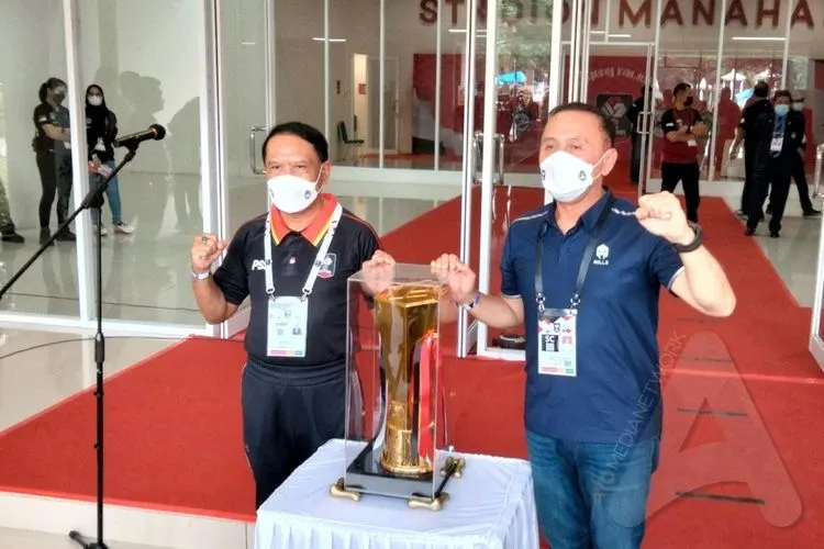 MenporaZainudin Amali dan Ketua Umum PSSI Mochamad Iriawan memegang Piala Menpora 2021 saat sesi jumpa pers di depan Ruang VVIP Stadion Manahan, Kota Solo, Minggu (21/3/2021). (Ayojakarta/Budi Cahyono)