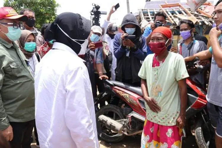 Mensos, Tri Rismaharini, mengunjungi korban banjir di Kabupaten Bekasi, Jabar. (Dok : Kemensos)