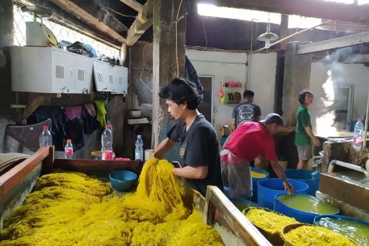 Pabrik mie golosor milik Eman Sulaeman, di Jalan Aryadilaga, Pancasan Baru, Bogor Barat, Kota Bogor.
