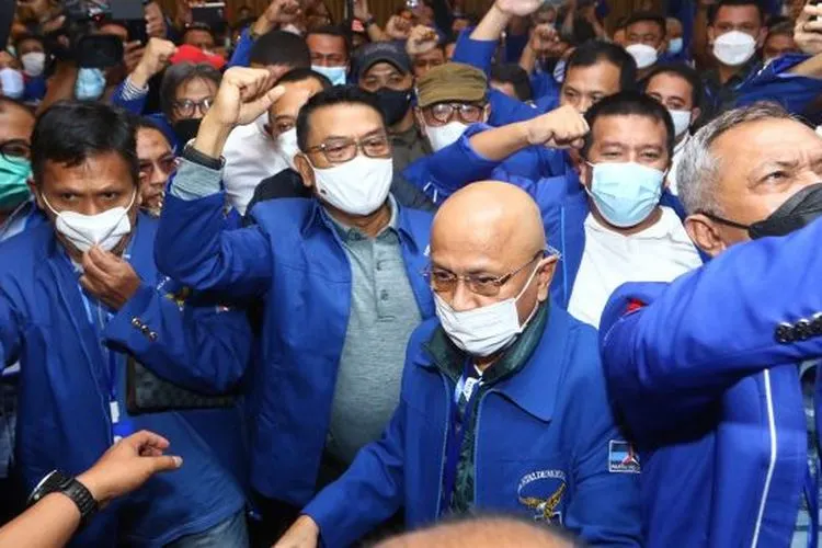 Moeldoko (tengah) tiba di lokasi Kongres Luar Biasa (KLB) Partai Demokrat di The Hill Hotel Sibolangit, Deli Serdang, Sumatera Utara, Jumat (5/3/2021).