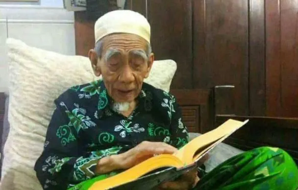 KH Maimun Zubair atau Mbah Moen