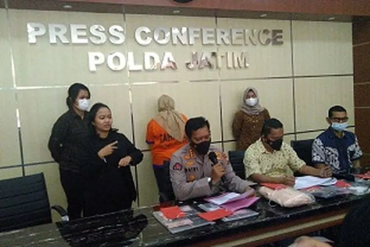 Kabid Humas dan Wadirkrimum Polda Jatim menunjukan barang bukti dan tersangka prostitusi di karaoke asal Blitar, Jumat (19/3/2021). (Ayosurabaya/Praditya)