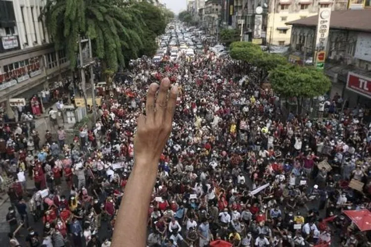 Seorang pengunjuk rasa mengacungkan salam tiga jari selama demonstrasi menentang kudeta militer di Yangon, Myanmar, Sabtu (6/2/2021). [STR / AFP]