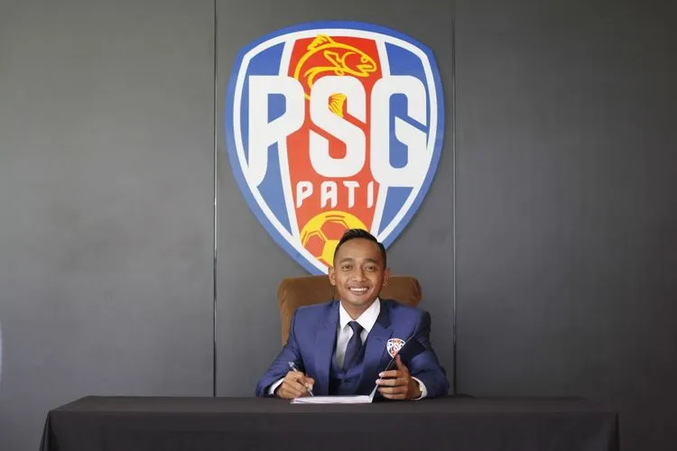 Mantan pemain Persija Jakarta, Nugroho Fatchur Rochman resmi dikontrak PSG Pati. (MO PSG Pati)