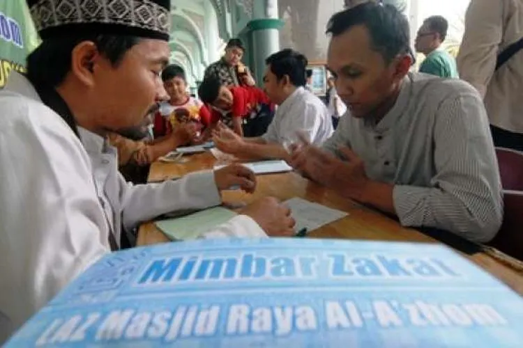 Ilustrasi orang membayar zakat / dok. Suara.com