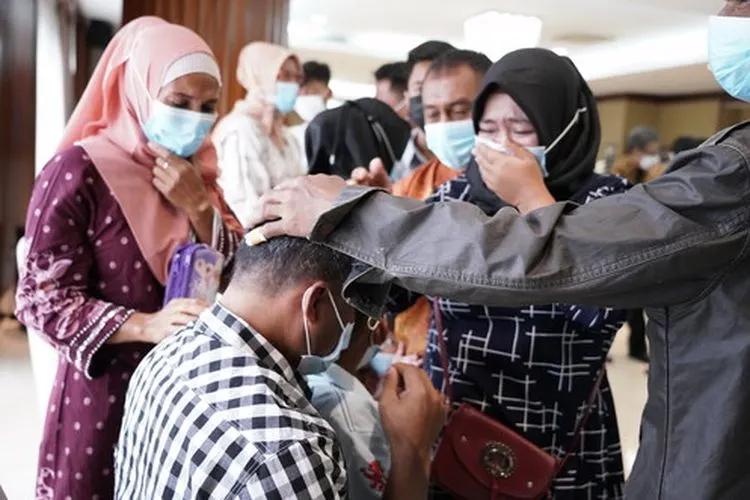 Proses penyerahan korban sandera ke pihak keluarga di Kementerian Luar Negeri / Kemenlu