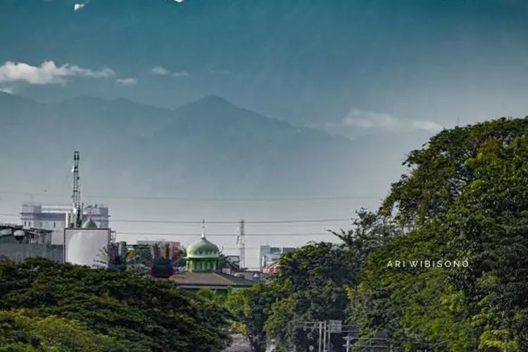 Gunung Pangrango terlihat jelas di Jakarta (Twitter DLH Jakarta)