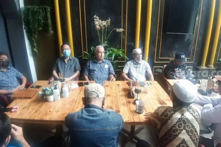 Perhimpunan Pedagang Pasar Turi Surabaya menyambangi salah satu tokoh Kota Solo, Habib Hasan Mulachela di Pasar Kliwon, Rabu (3/3/2021). [Suara.com/Ronald Seger Prabowo]