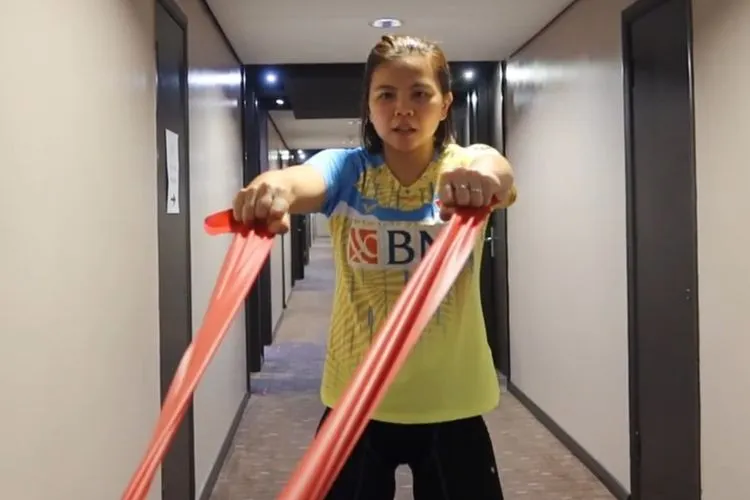 Greysia Polii, manfaatkan waktu luang berlatih di lorong kamar Hotel Crowne Plaza Birmingham City Centre. (dok)