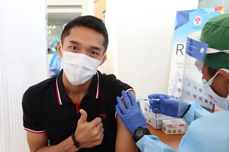 Pemain Tunggal Putra Jonatan Christie menjalani vaksinasi kedua / PBSI