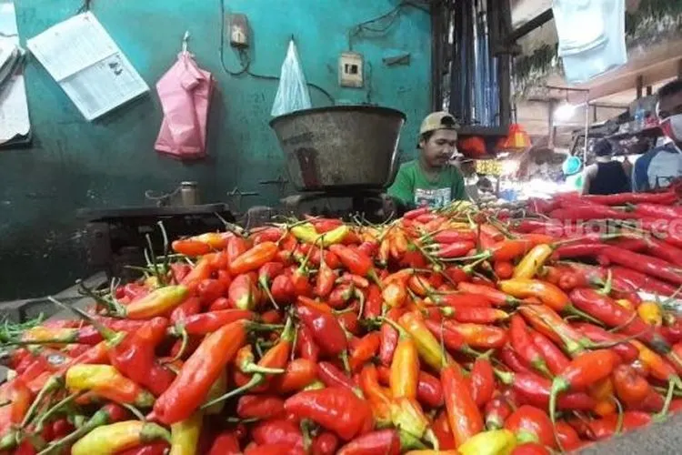 Muamar, salah seorang pedagang cabai rawit di Pasar Serpong, Kota Tangsel, Jumat (12/3/2021). [Suara.com/Wivy]