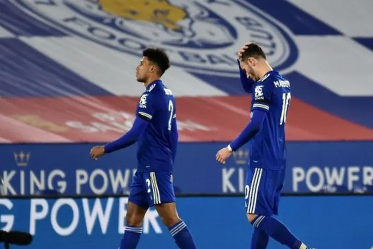 Pemain bertahan Leicester City James Justin (kiri) dan James Madison menunjukkan gestur kecewa usai timnya kalah 1-2 dari Fulham di pekan ke-10 Liga Inggris, di King Power Stadium, Selasa (1/12/2020) dini hari WIB. [Rui Vieira / POOL / AFP]