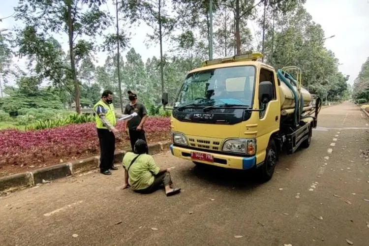 Pengemudi Dinas Pertamanan dan Pemakaman Provinsi DKI Jakarta yang menabrak Mulyadi sedang menceritakan kronologis kejadian dan memperagakan posisi korban setelah mobil bernomor polisi B 9404 PMA dihentikan (dokpri)