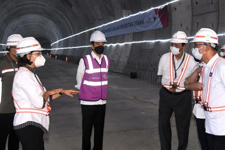 Presiden Jokowi meninjau pengerjaan konstruksi Tunnel #1 Kereta Cepat Jakarta – Bandung, di KM 5+500 Tol Jakarta – Cikampek, Bekasi, Selasa (18/05/2021). (Foto: BPMI Setpres/Lukas)