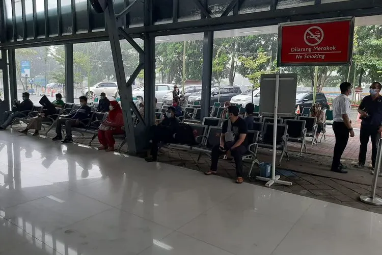 Sejumlah pengguna jasa kereta api sedang menunggu jadwal keberangkatan di Stasiun Tawang baru-baru ini. (dok)