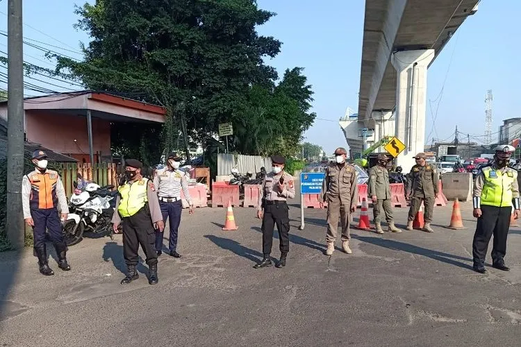 Penyekatan jalan dalam rangka PPKM darurat oleh aparat kepolisian dan Satpol PP /twitter @TMCPoldaMetro