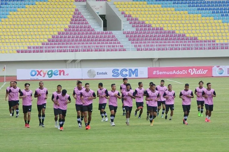 Pemain Persikabo 1973 saat menjalani sesi latihan uji coba lapangan di Stadion Manahan, Sabtu (20/3/2021), petang. Persikabo akan menghadapi lawan berat Arema FC di partai perdana Piala Menpora 2021. (Ayojakarta/Budi Cahyono)