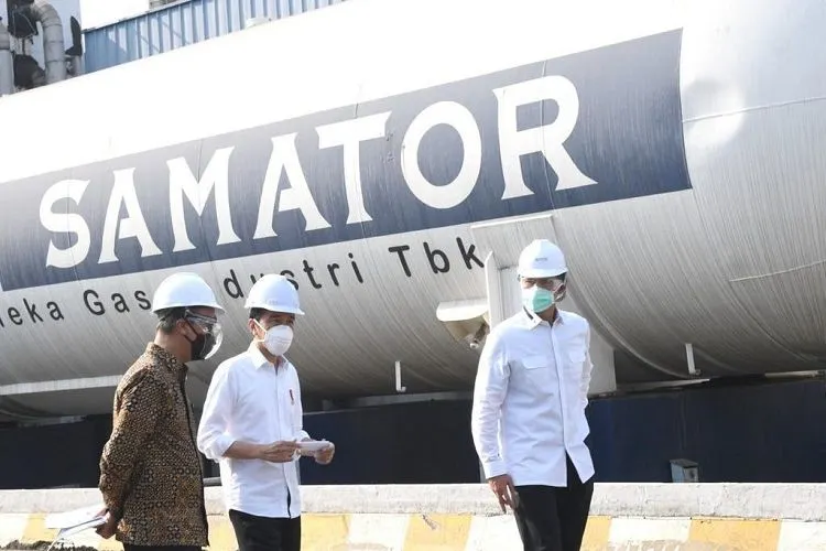 Presiden Jokowi meninjau produsen gas PT. Aneka Gas Industri (Samator), Jumat (16 Juli 2021) pagi, di kawasan Pulo Gadung, Jakarta Timur/bpmi setpres/rusman)