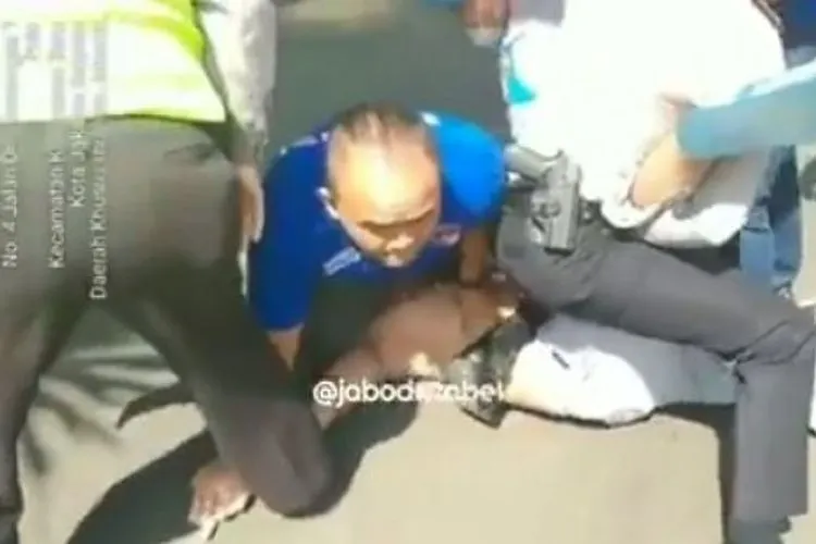Tangkapan layar video sejumlah polisi mengamankan seorang pria bawa pisau masuk ke markas Polres Jaksel. [Instagram@jabodetakbekcom]