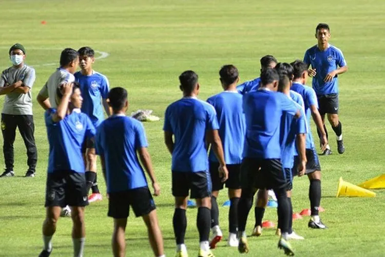 Tim PSIS Semarang menjalani sesi latihan resmi menjelang laga perdana lawan Barito Putera FC di Stadion Manahan, Sabtu (20/3/2021). PSIS akan bertemu Barito Putera di laga kedua Grup A, pukul 18.15 WIB. (Ayojakarta/Budi Cahyono)