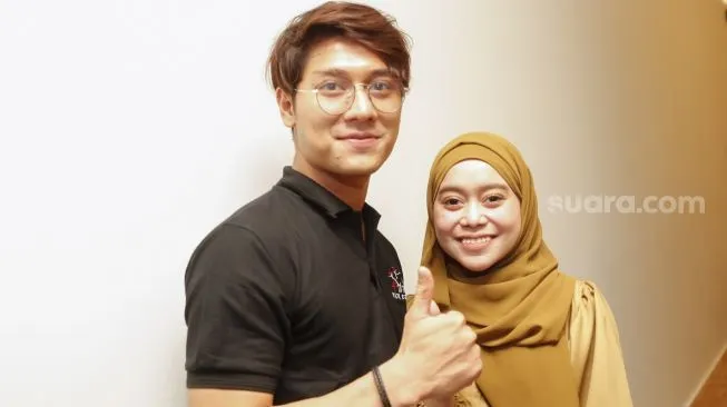 Aktor Rizky Billar dan Lesti Kejora saat ditemui usai menggelar konferensi pers klarifikasi soal restoran barunya di Kawasan Kemang, Jakarta Selatan, Selasa (22/12/2020).