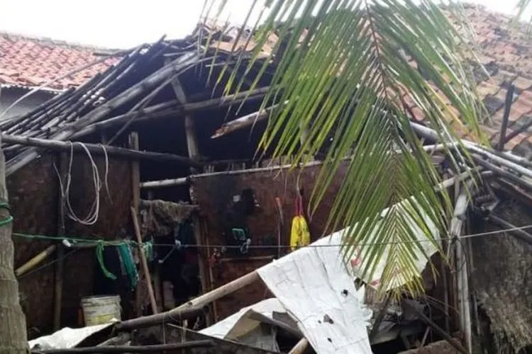 Kondisi rumah usai diterjang hujan deras dan angin kencang di Kabupaten Tangerang, Jumat (26/2/2021). [Dok. BPBD Kabupaten Tangerang]