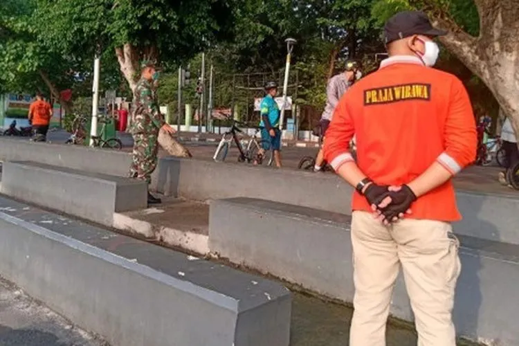 Satpol PP Tanjung Priok Halau Warga yang Kumpul di Danau Sunter/beritajakarta.id/suparni